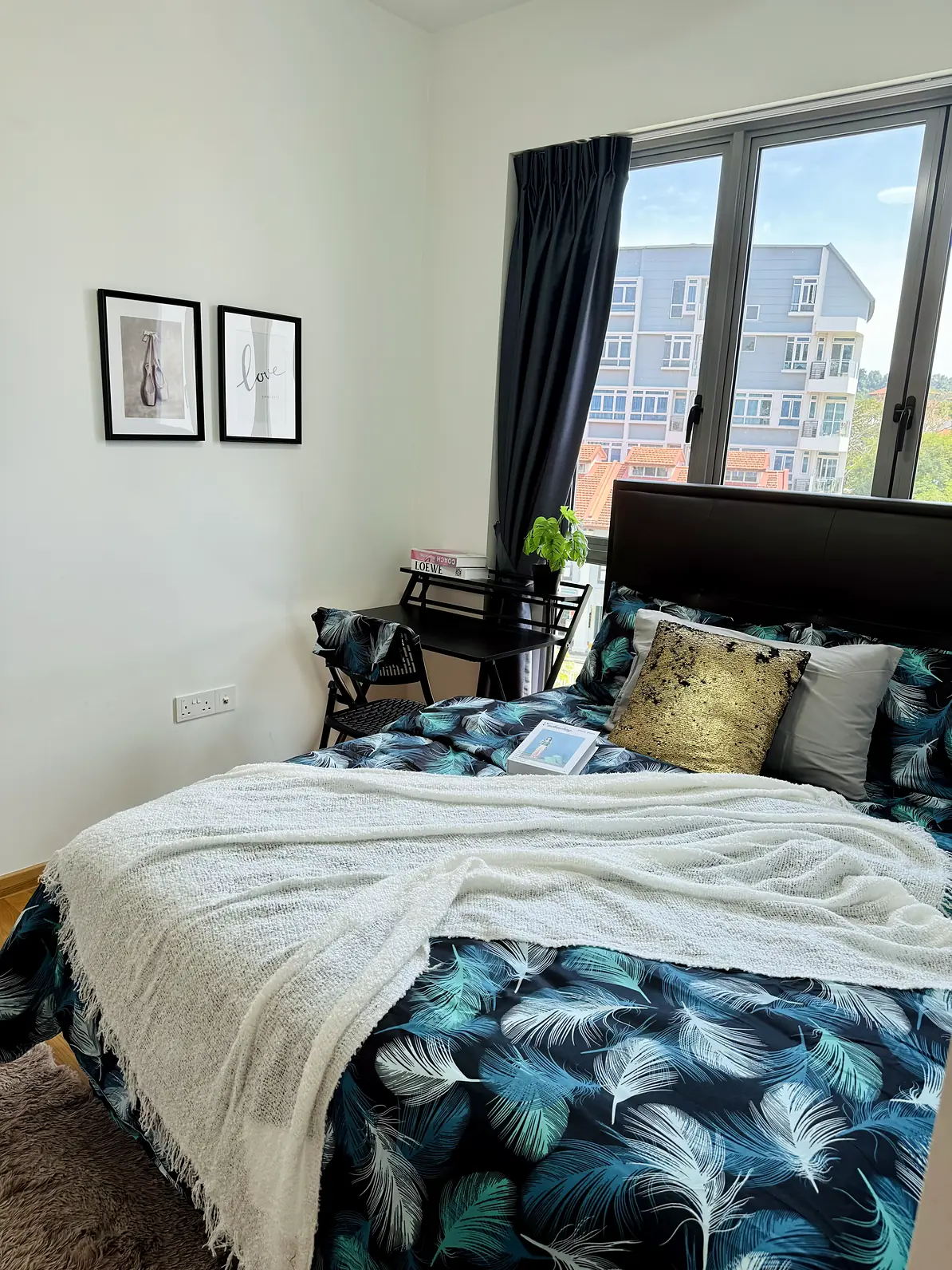 Queen bed by the window in Harbour View Gardens Rumah Suite Room 1