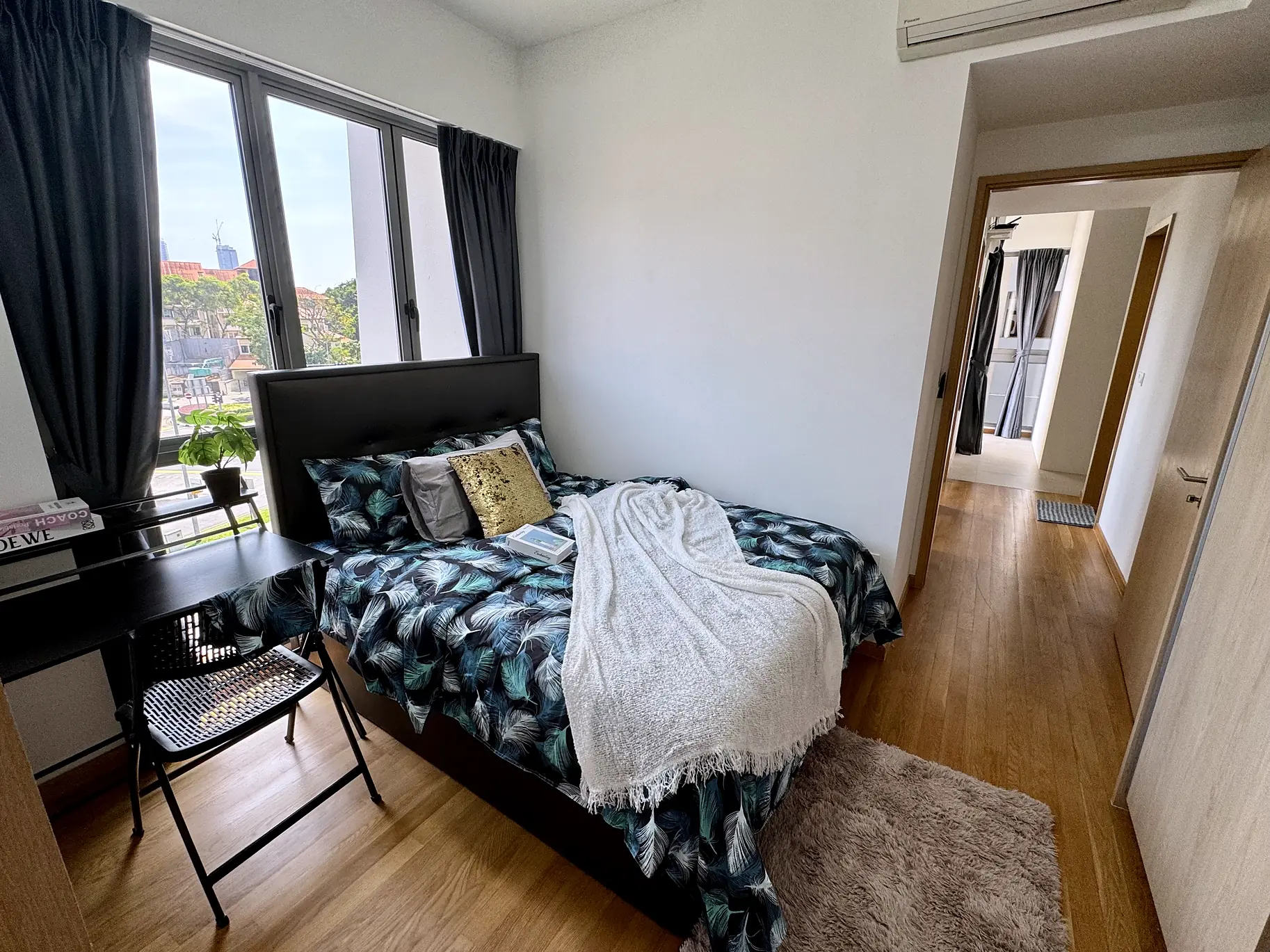 Harbour View Gardens Rumah Suite Room 1 with queen bed, study desk and large window