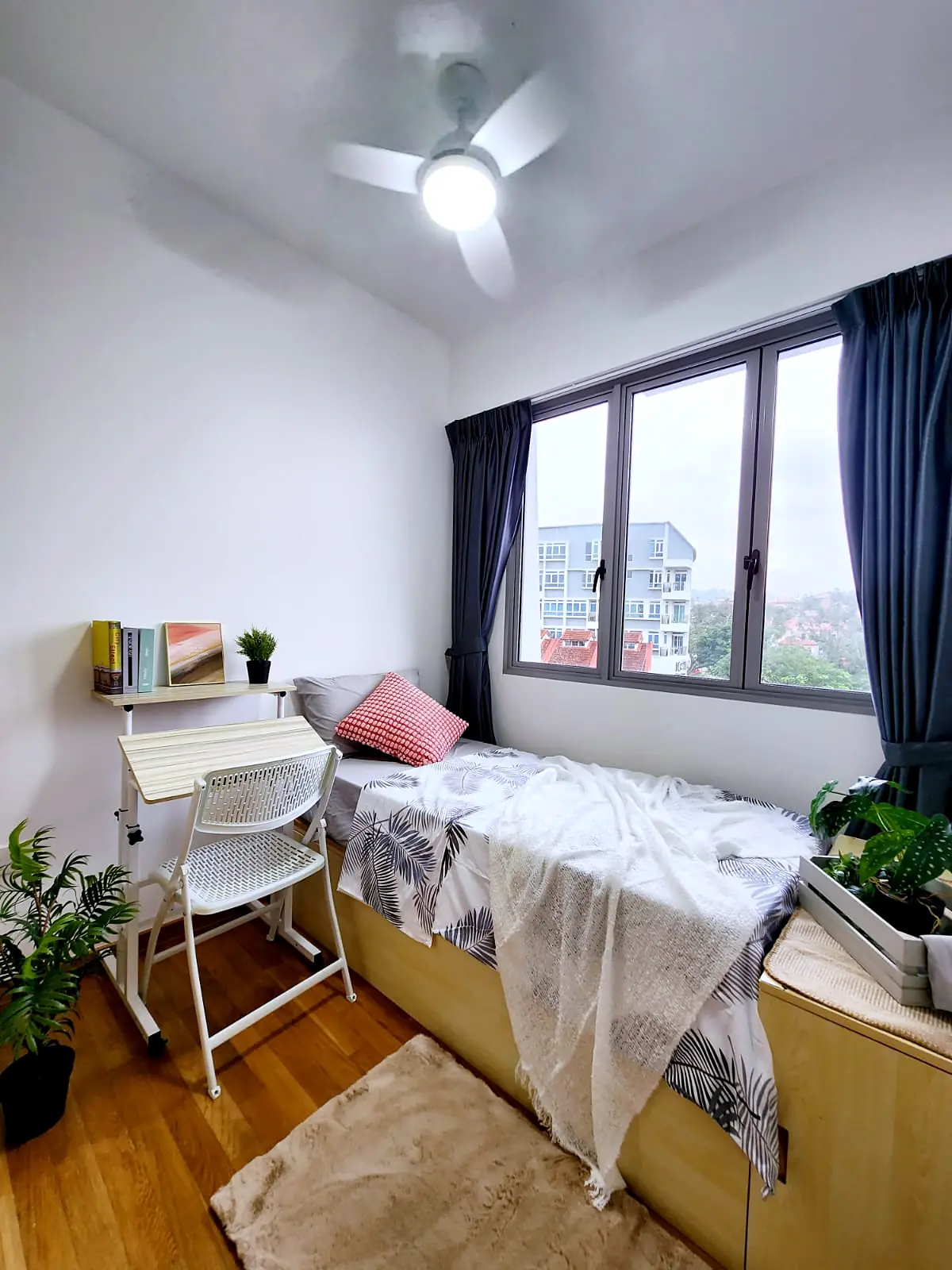 Harbour View Gardens Kampung Room 2 with single bed, study desk and wide window