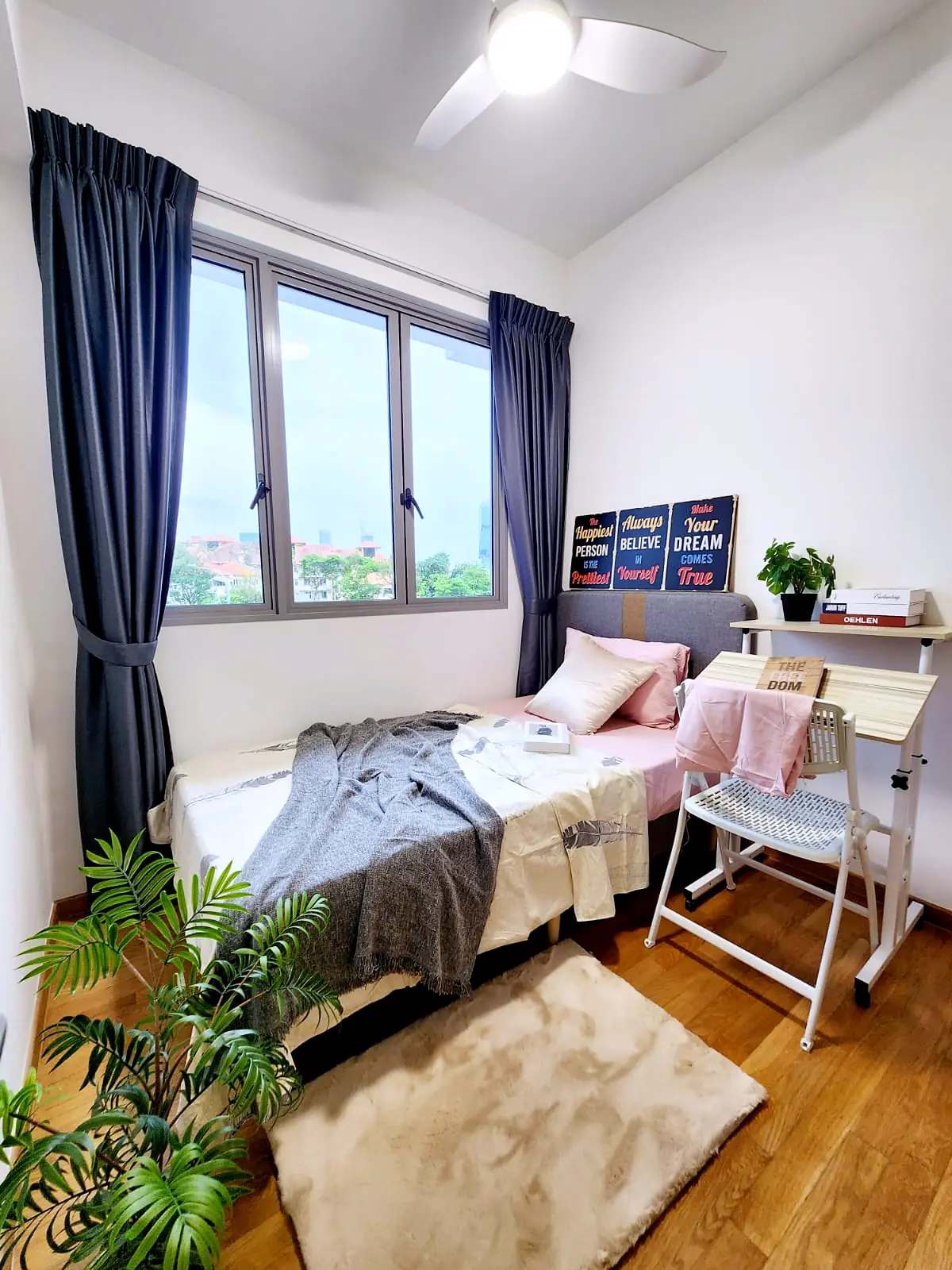 Harbour View Gardens Kampung Room 3 with single bed, study desk and large window