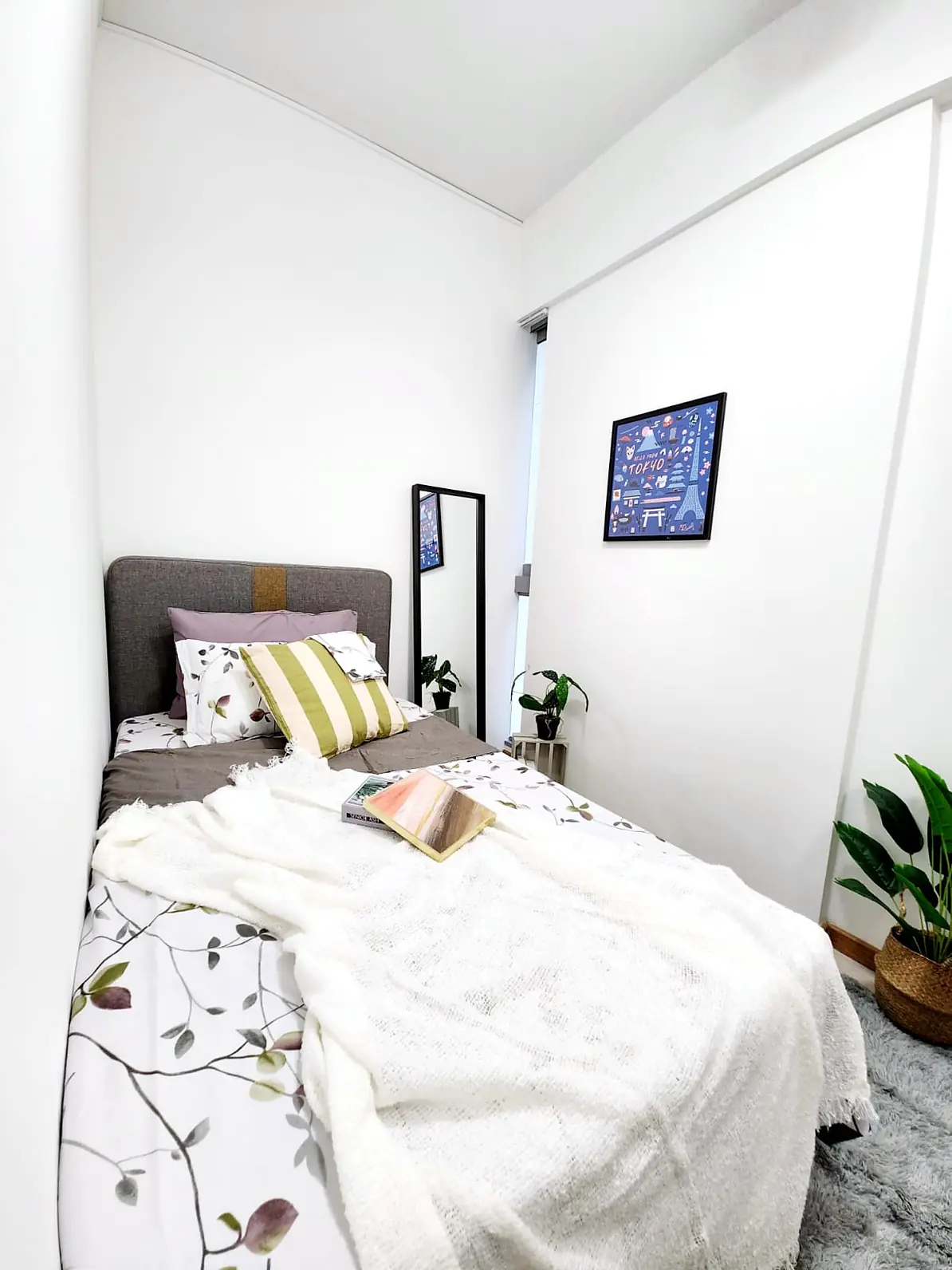 Single bed with floral bedding in Harbour View Gardens Jendela Room 4