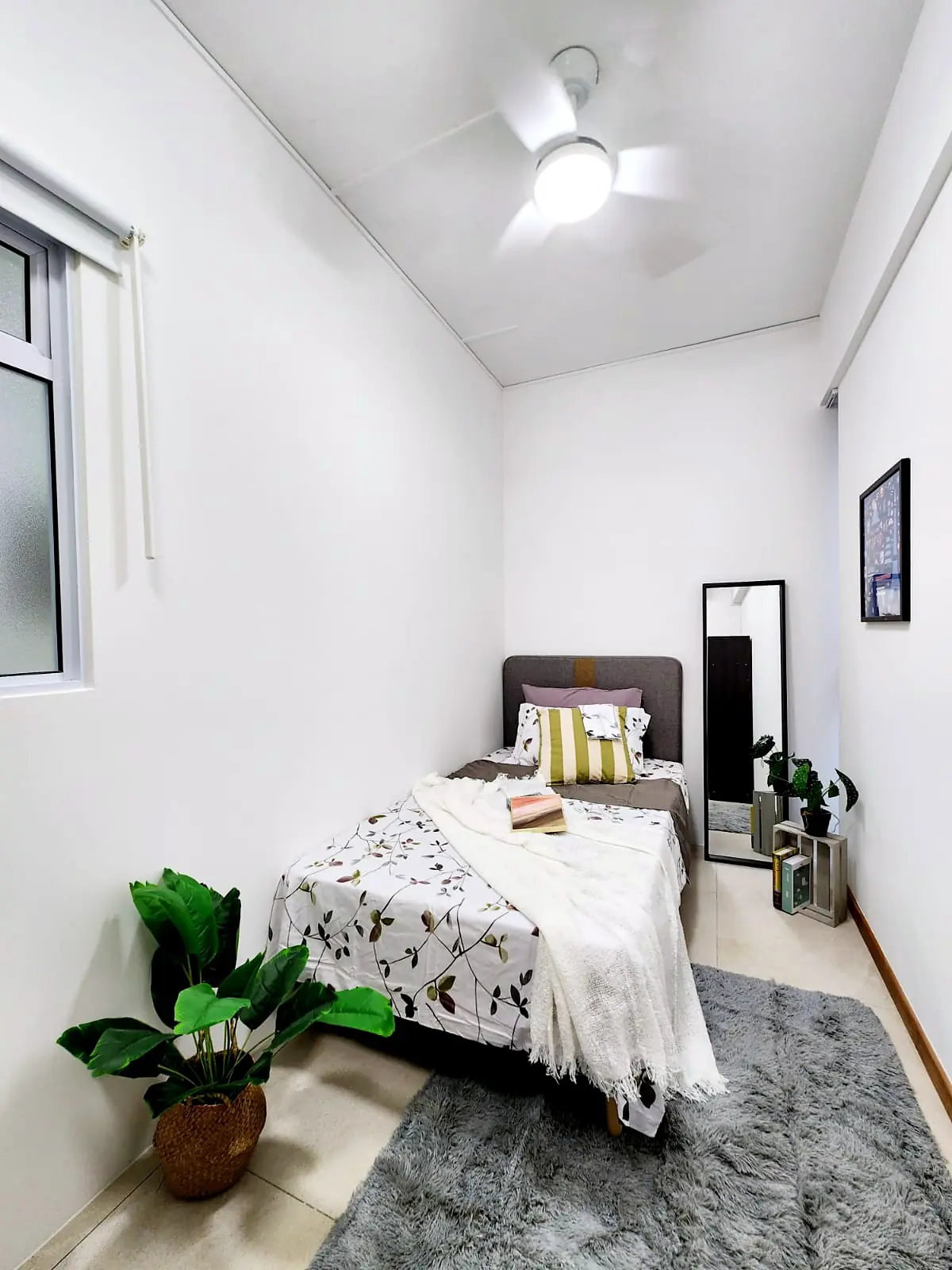 Harbour View Gardens Jendela Room 4 with single bed, window and full-length mirror