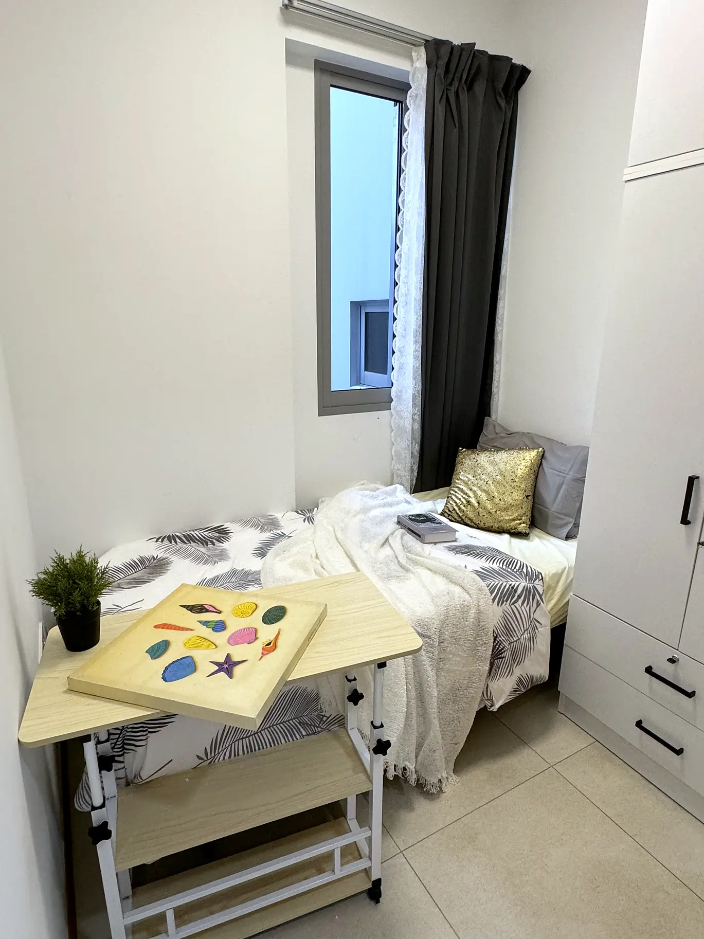 Harbour View Gardens Jendela Room 5 with single bed, window, wardrobe and adjustable desk