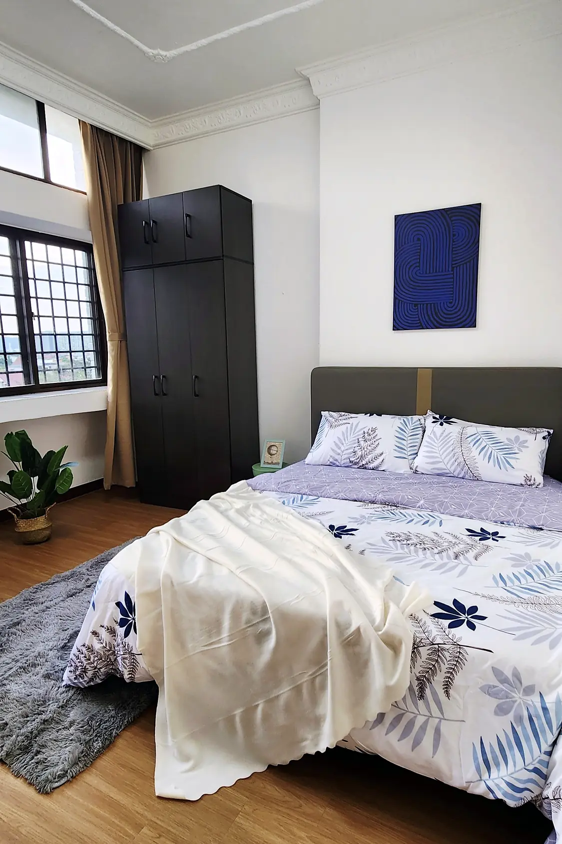Queen bed and tall wardrobe in King's Mansion Kampung Room 1