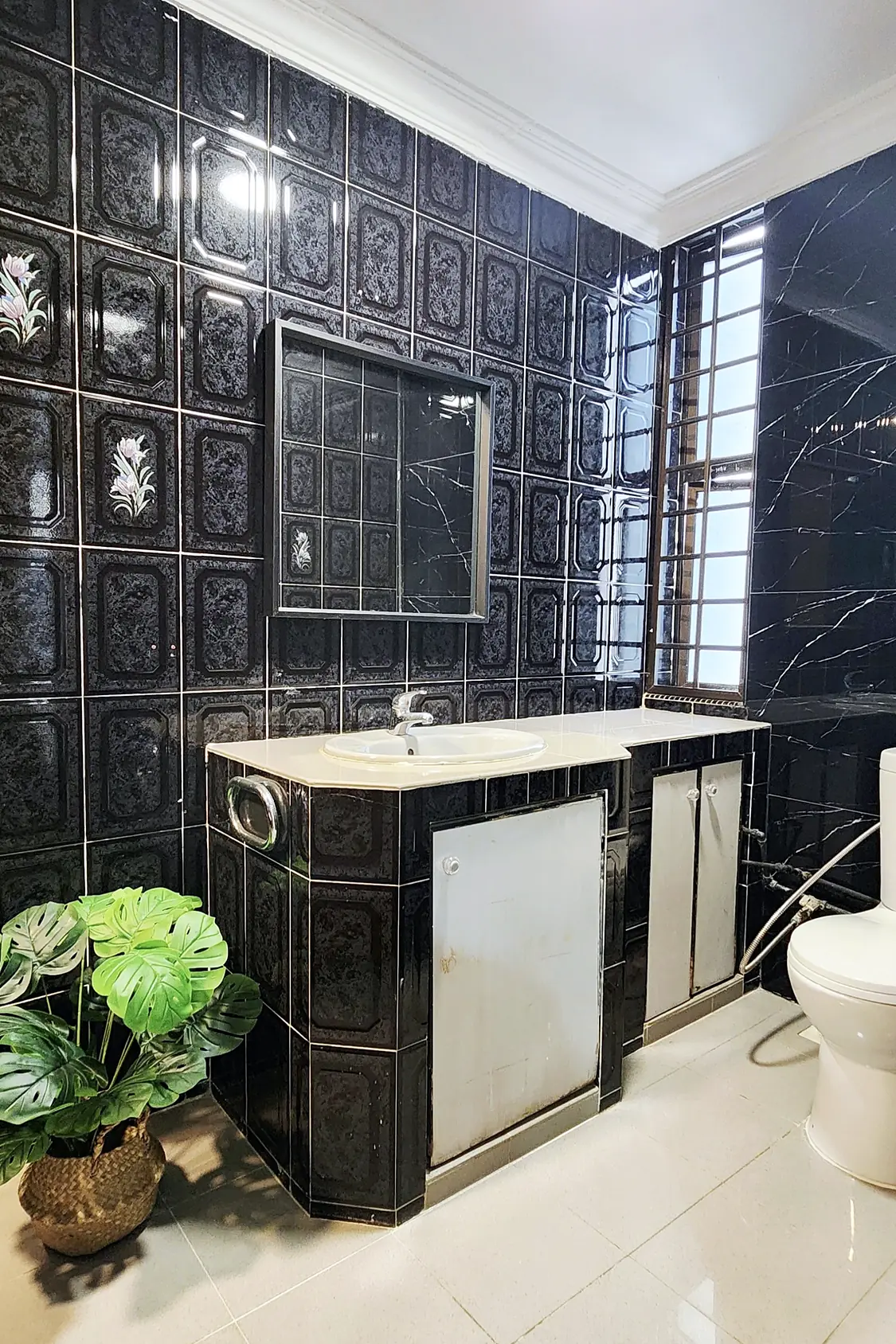 Private ensuite bathroom of King's Mansion Rumah Suite Room 3
