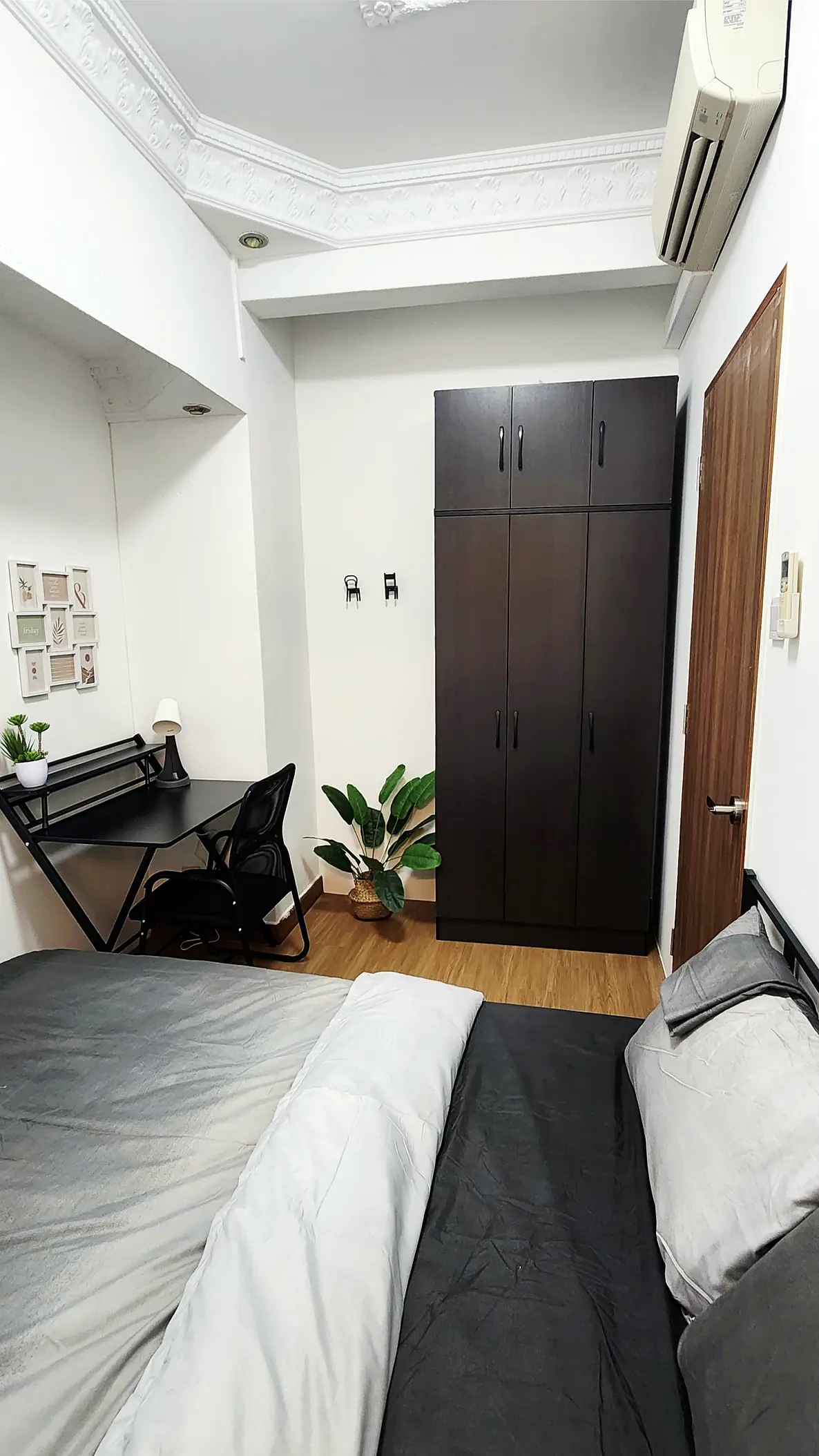King's Mansion Nook Room 4 with single bed, study desk and wardrobe