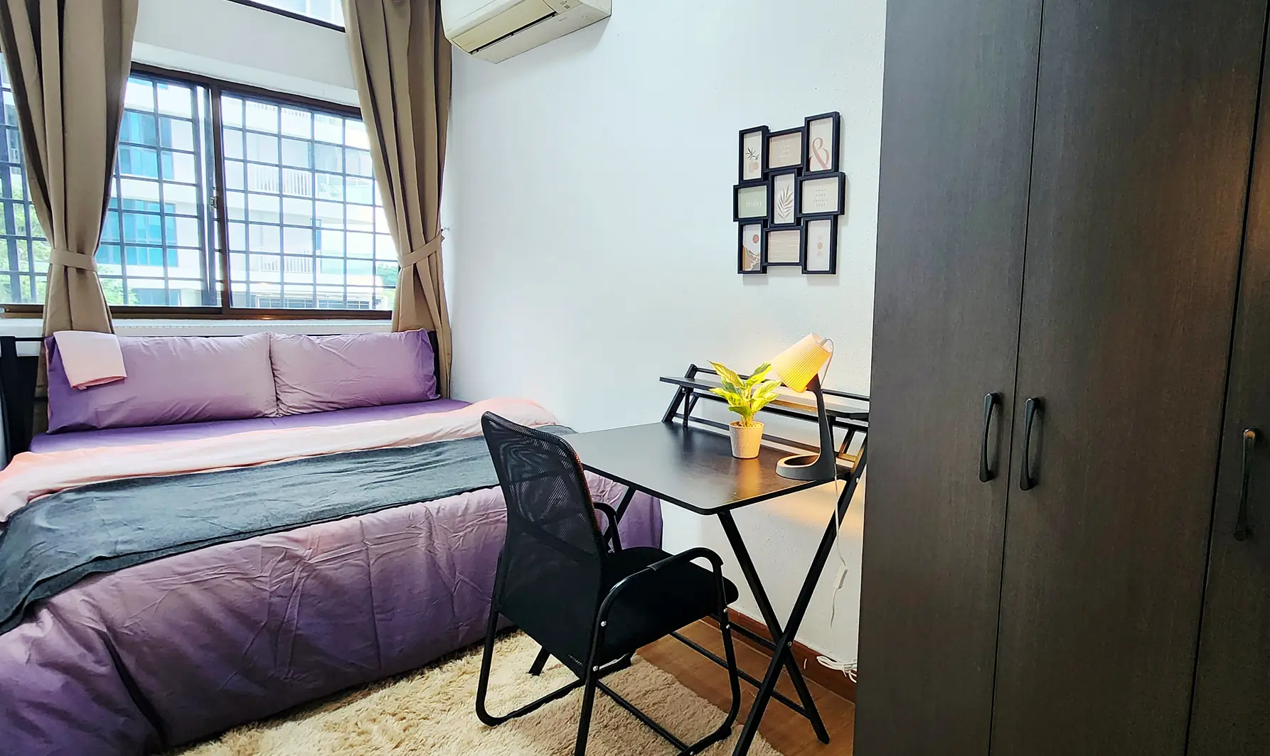 Queen bed by the window and study desk in King's Mansion Jendela Room 5