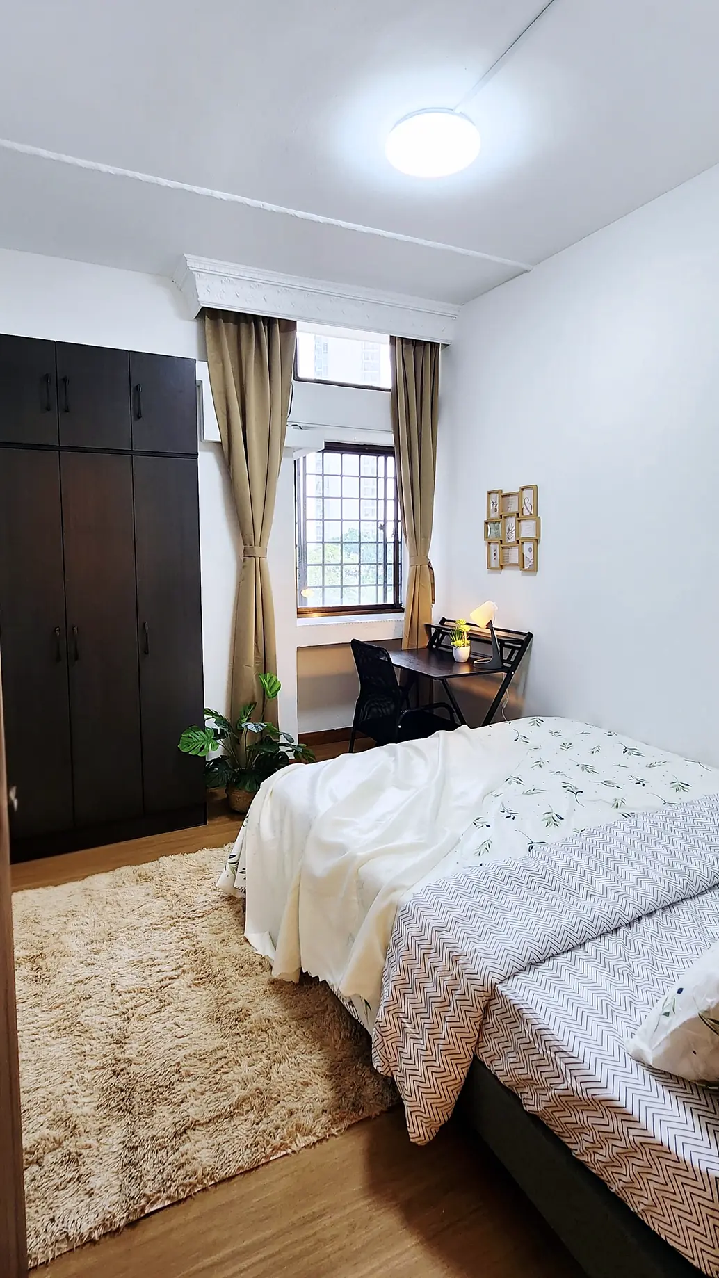 Queen bed, study desk and wardrobe in King's Mansion Jendela Room 6