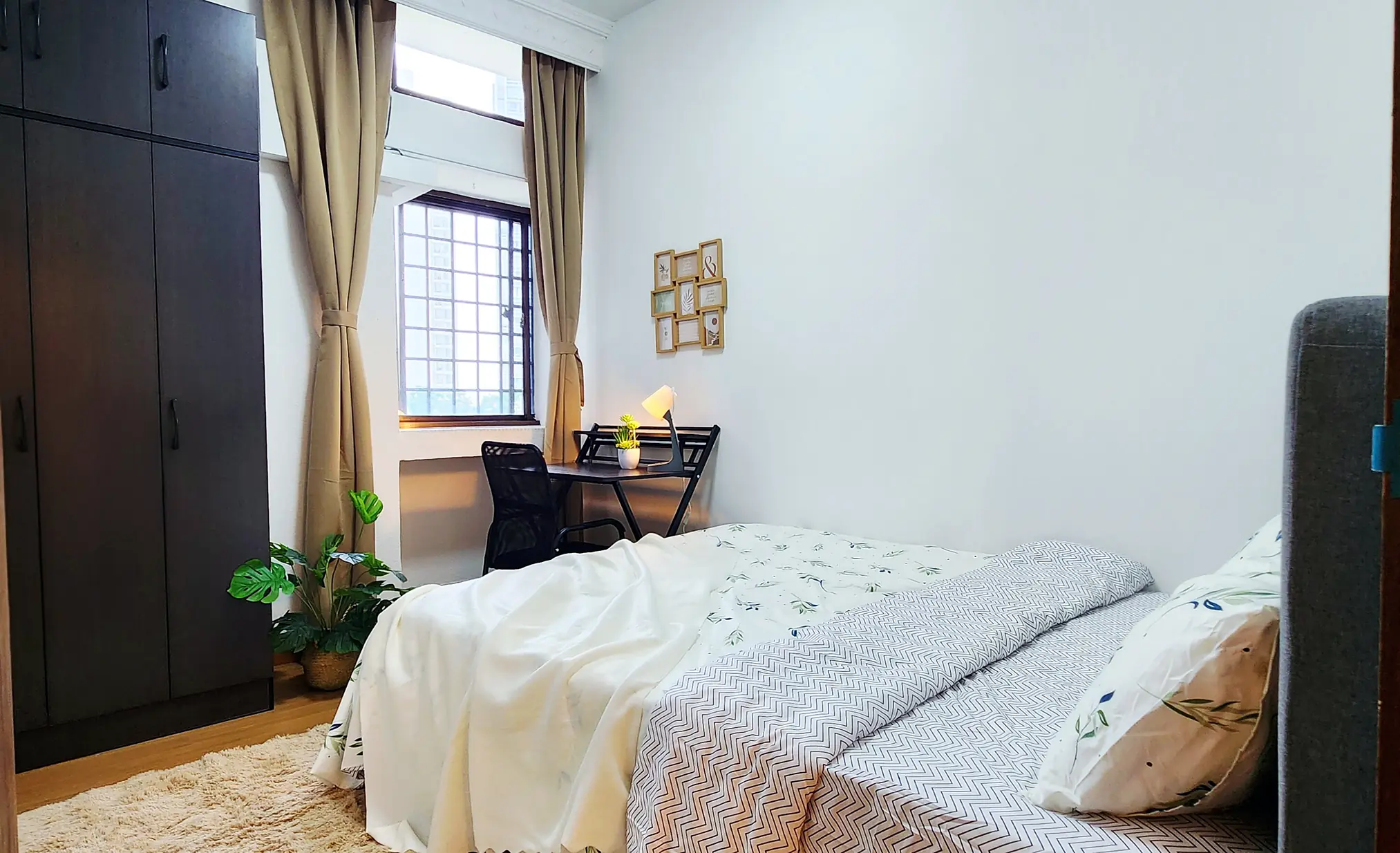 King's Mansion Jendela Room 6 with queen bed, wardrobe, study desk and window