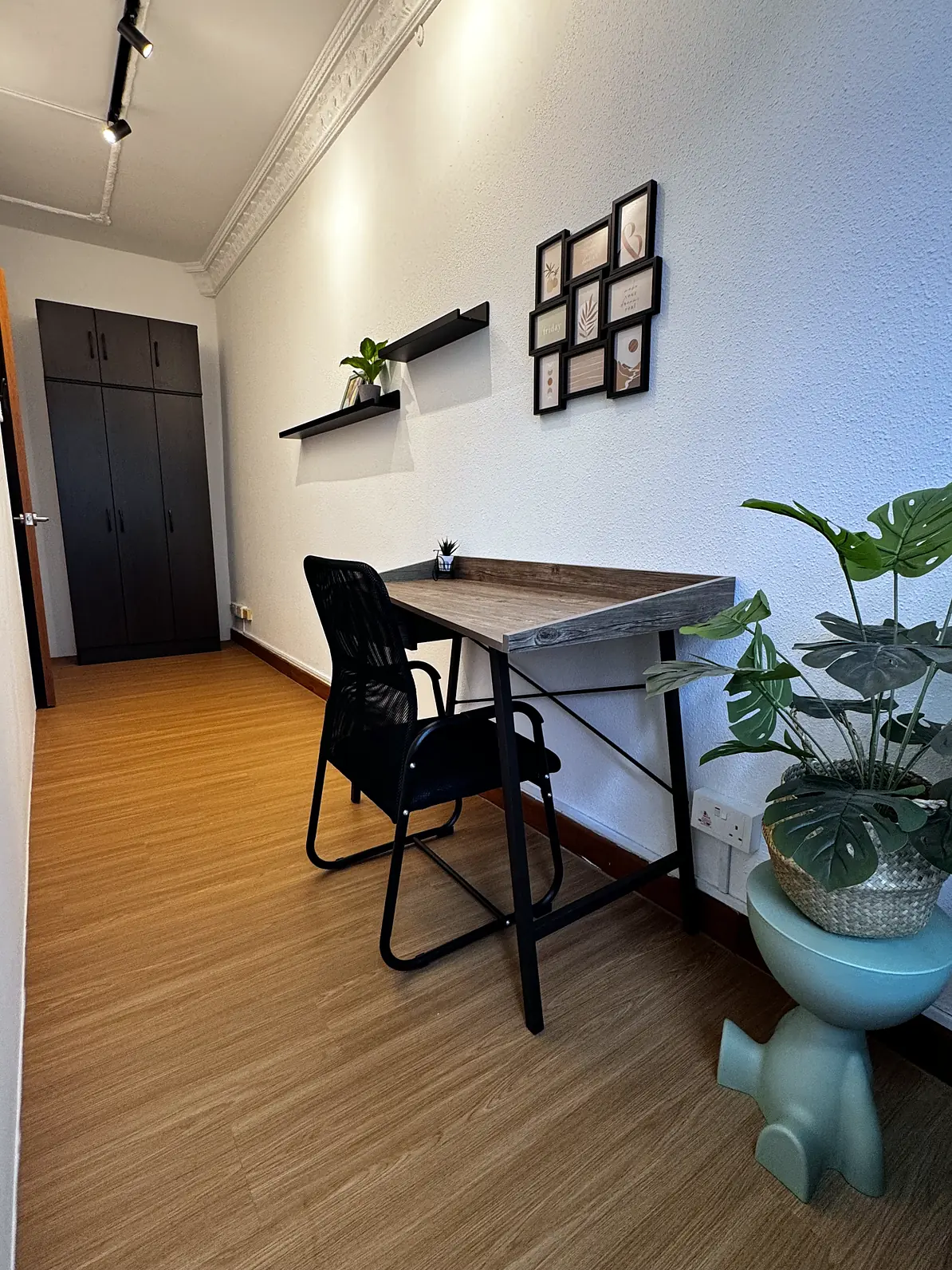 Study desk, wall shelf and wardrobe in King's Mansion Jendela Room 7