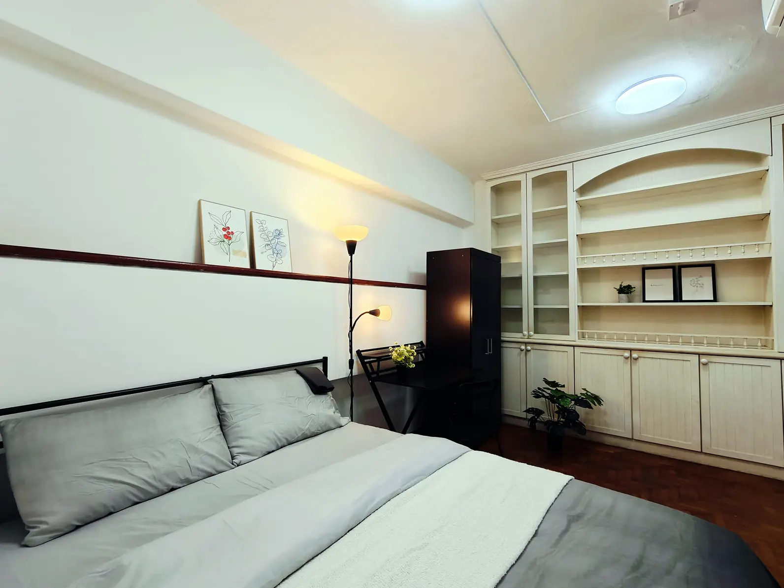 Bed and built-in display shelving in Pandan Valley Nook Room 1