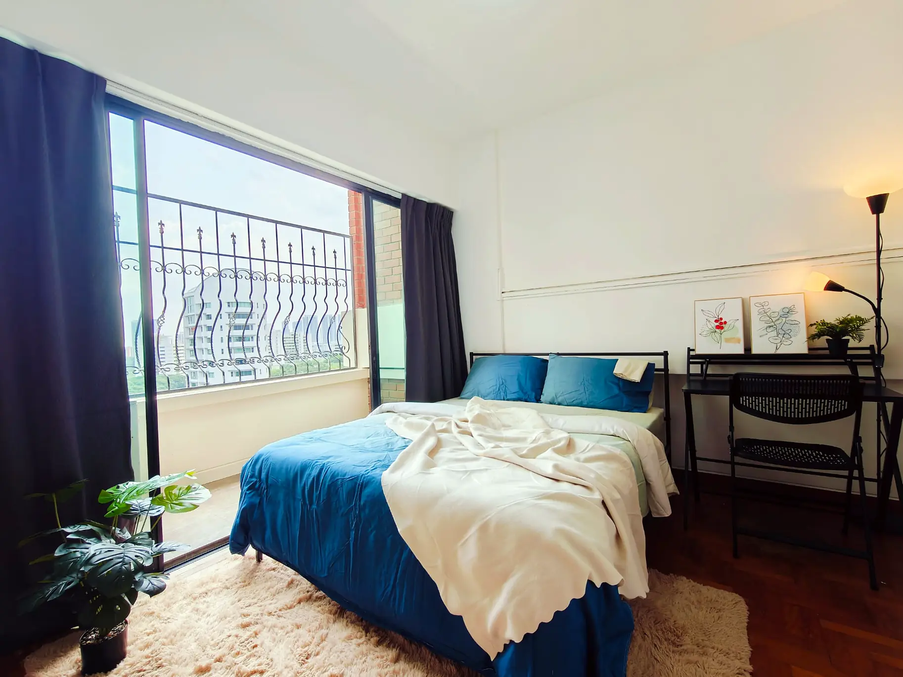 Pandan Valley Jendela Room 3 with queen bed, study desk and large window