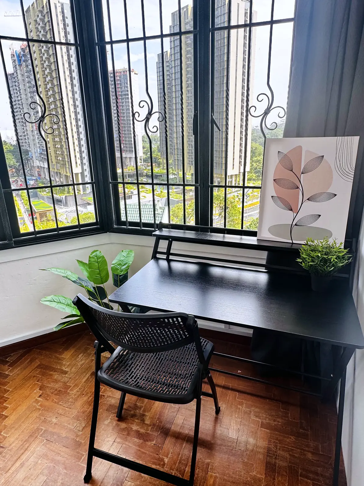 Study desk at the corner window in Pandan Valley Jendela Room 4