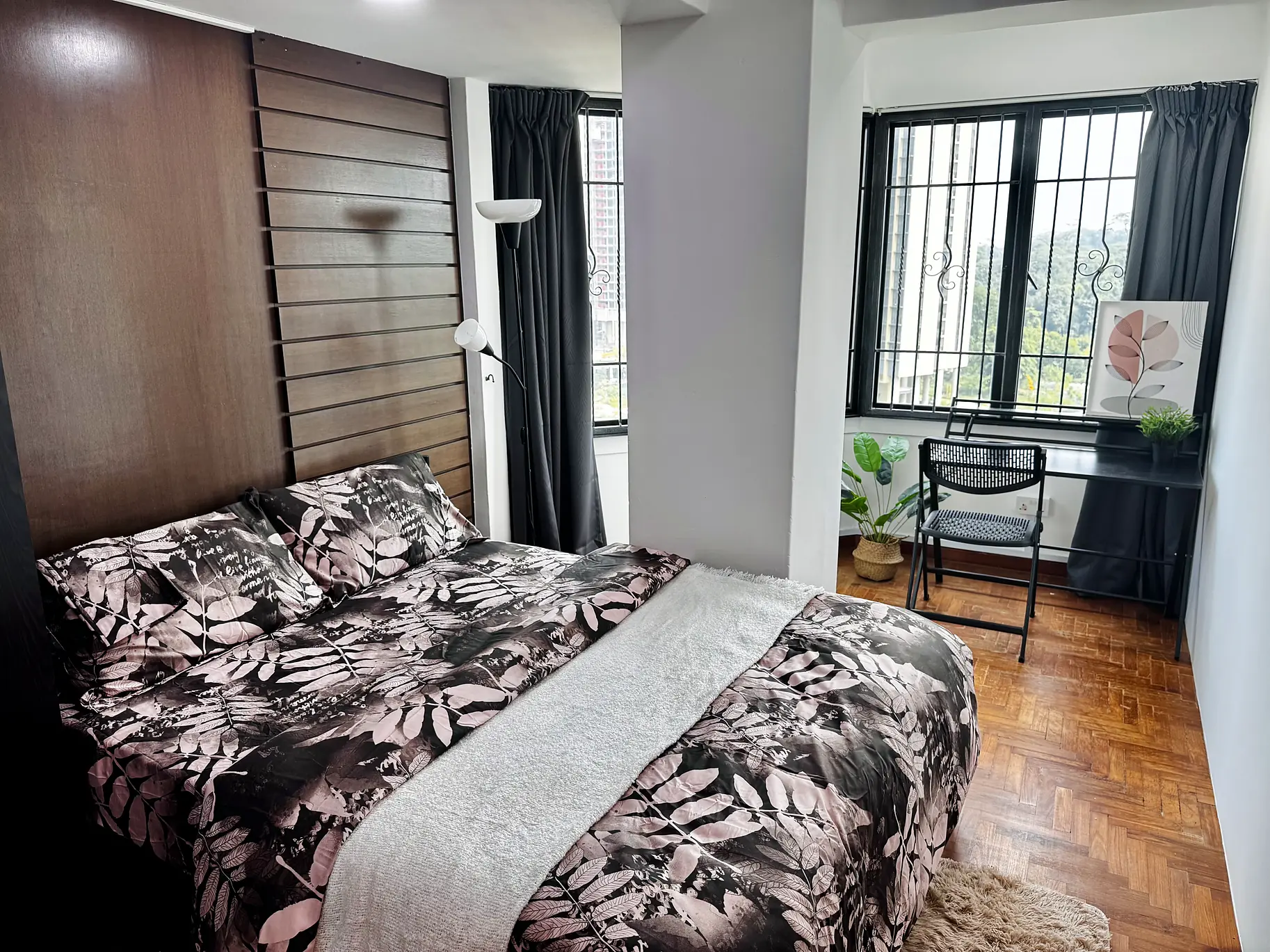 Pandan Valley Jendela Room 4 with queen bed, timber feature wall and corner window desk