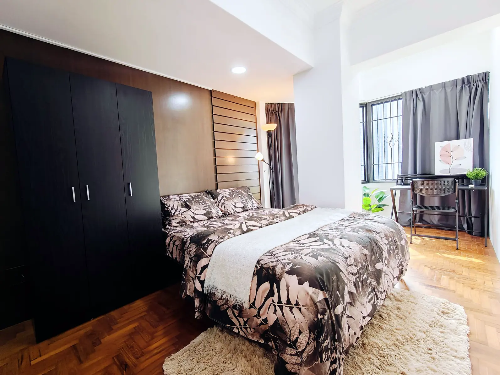 Wardrobe, queen bed and window desk in Pandan Valley Jendela Room 4
