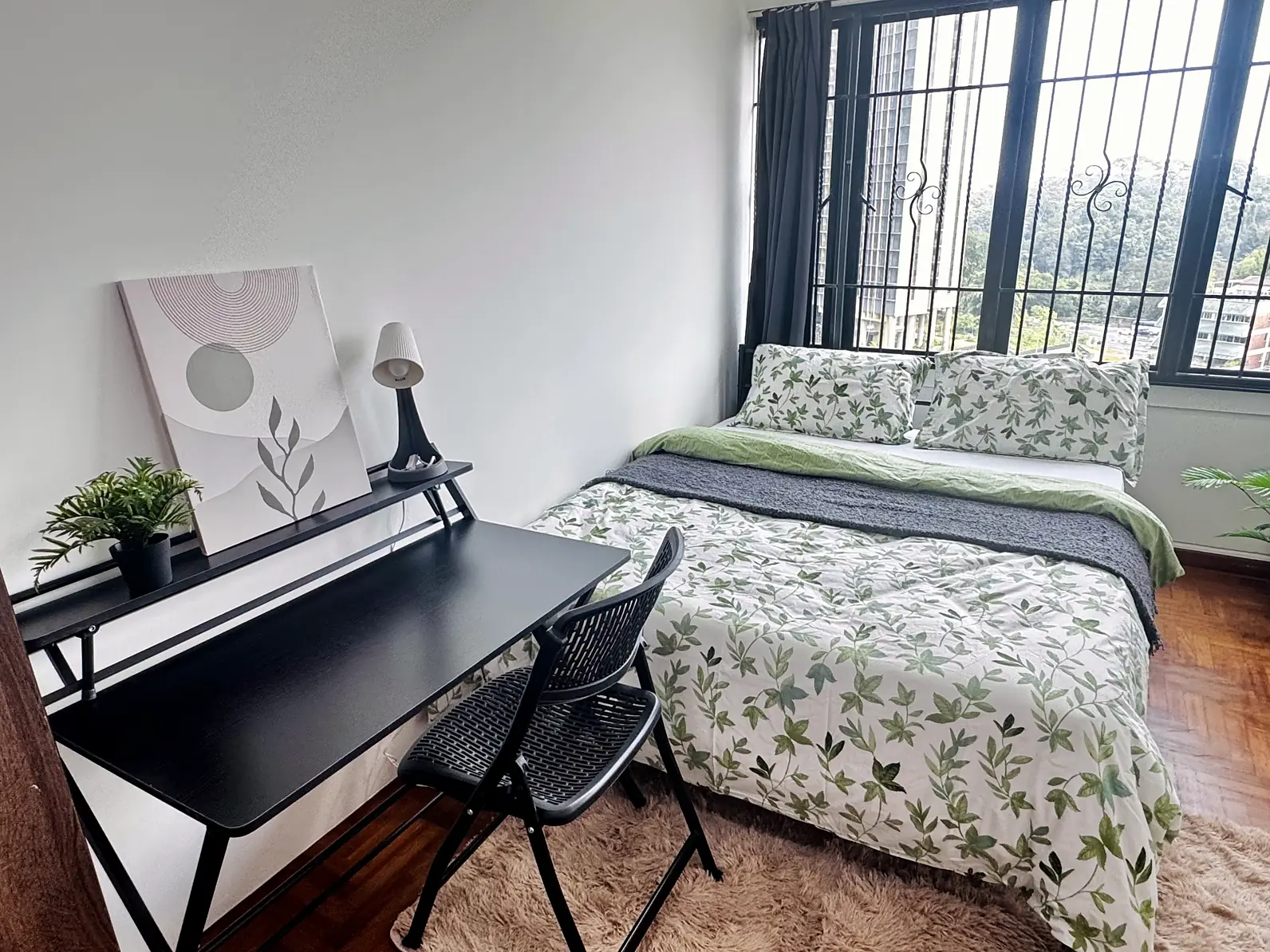Study desk beside the bed in Pandan Valley Jendela Room 5