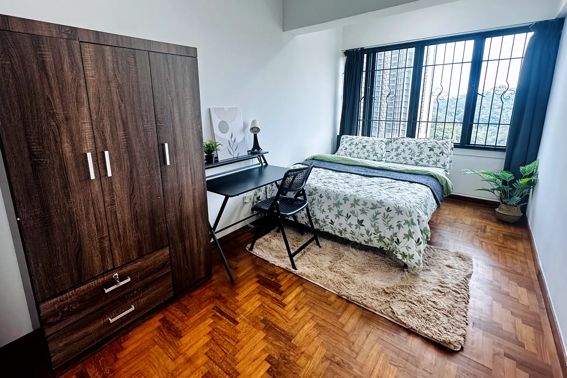 Pandan Valley Jendela Room 5 with queen bed, study desk, wardrobe and wide window