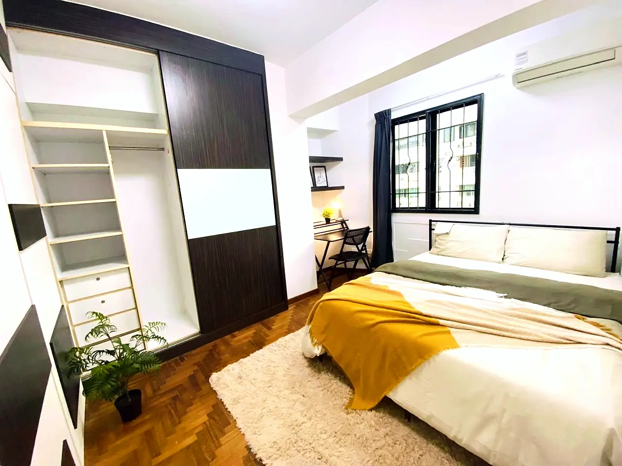 Pandan Valley Rumah Suite Room 8 with queen bed, sliding wardrobe and window desk