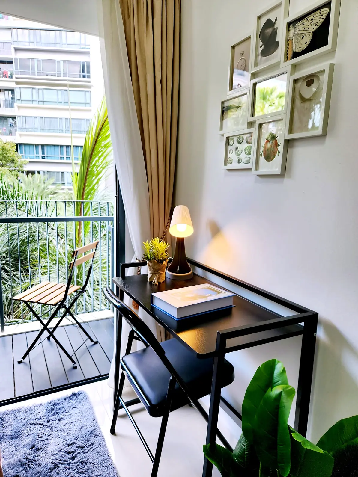 Study desk and lamp beside the balcony in The Palette Jendela Room 4