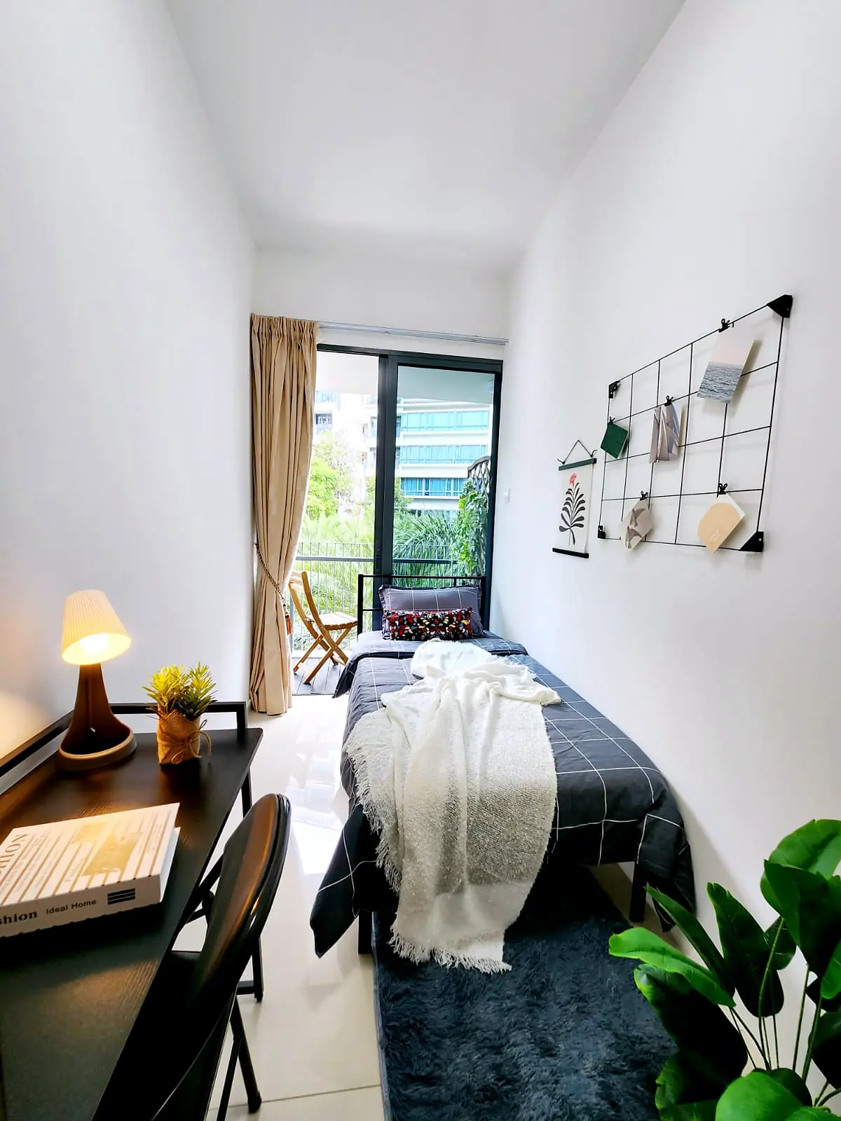 The Palette Jendela Room 5 with single bed, study desk and balcony door